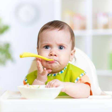 Pustite jednogodišnjaka da jede sam!