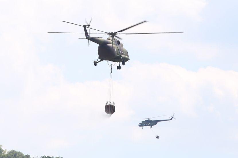 Snimci helikoptera koji nadlijeću Čačak nakon serije eksplozija: Tri letjelice Vojske Srbije gase požar