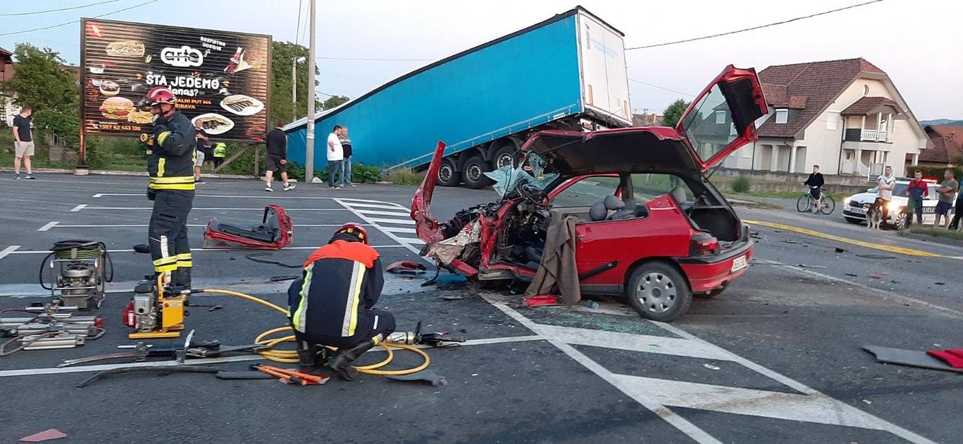 Stravična nesreća kod Gračanice: Vatrogasci rezali vozilo da izvuku vozača