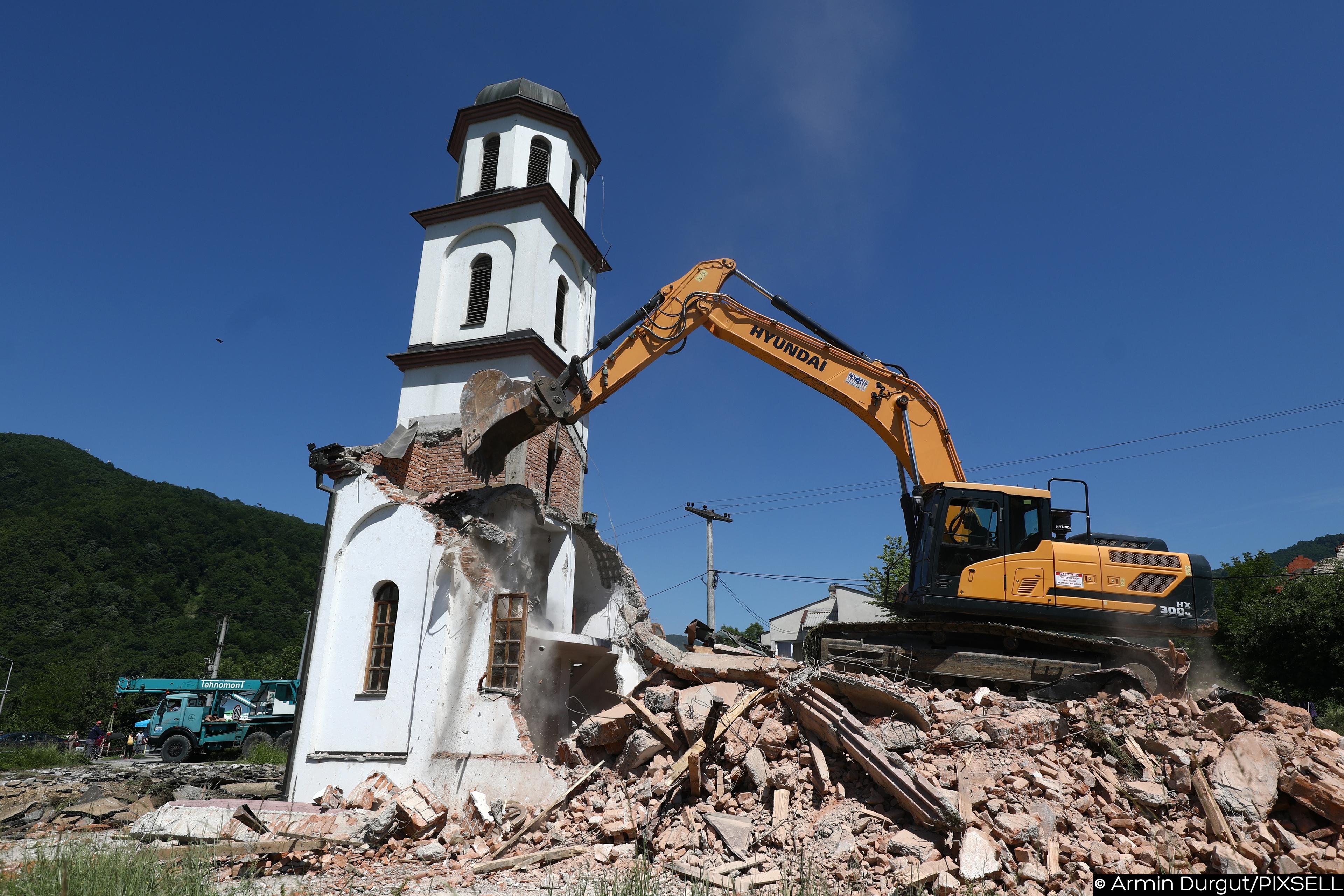 Rušenje crkve iz dvorišta nane Fate - Avaz