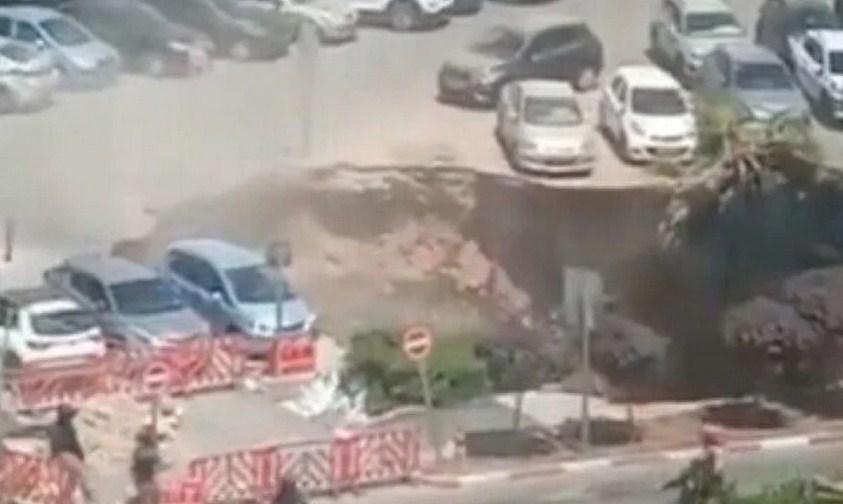 Na parkingu bolnice u Jerusalemu otvorila se velika rupa i progutala automobile
