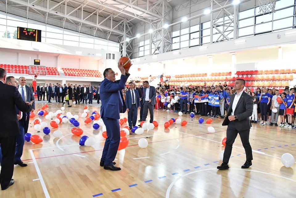 Otvorili sportsku dvoranu, Dodik pokazao košarkaško umijeće