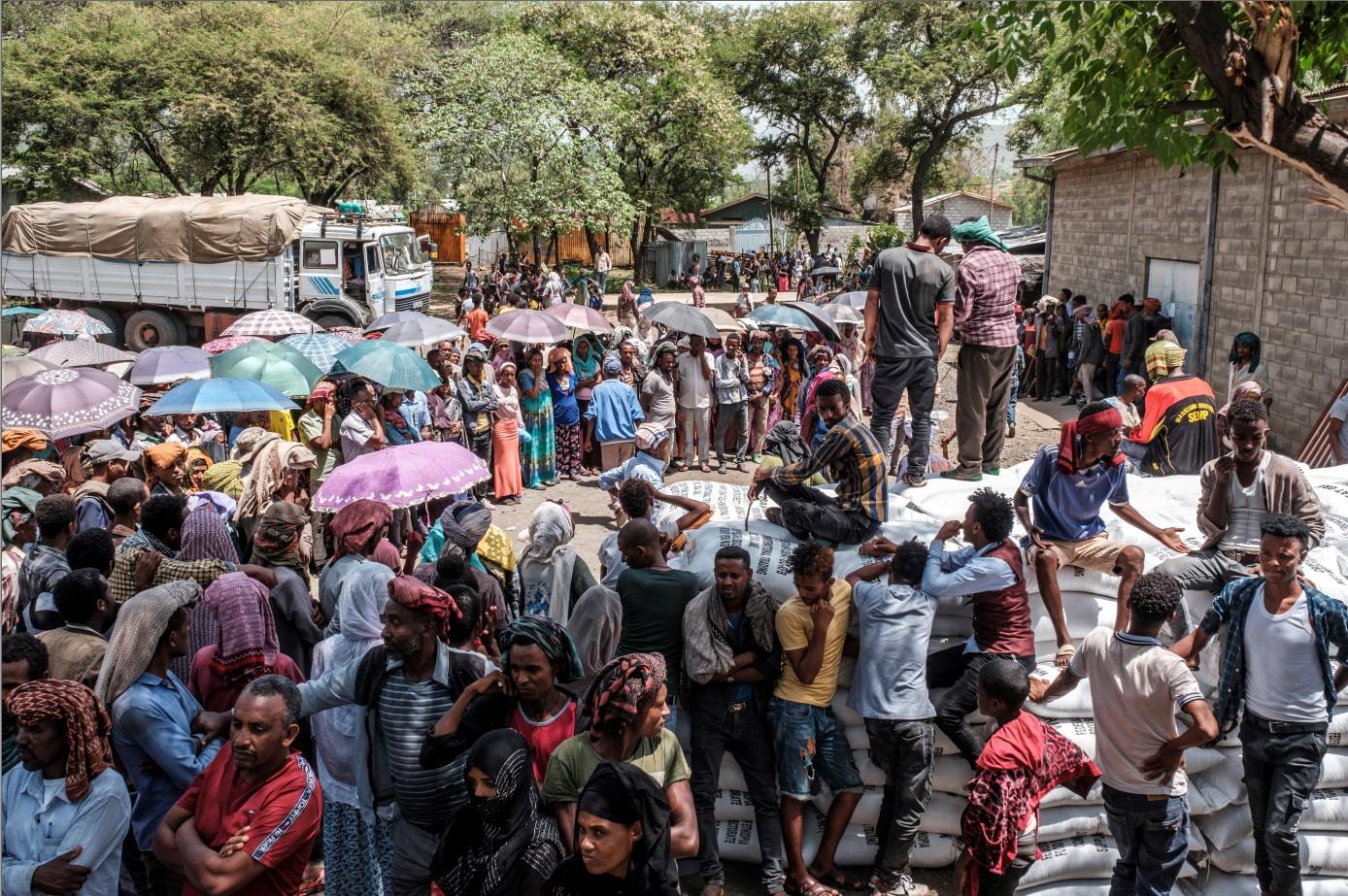 Ljudi se okupljaju oko vreća pšenice tokom distribucije hrane u AtaJeu u Etiopiji, 15. maja 2021. - Avaz
