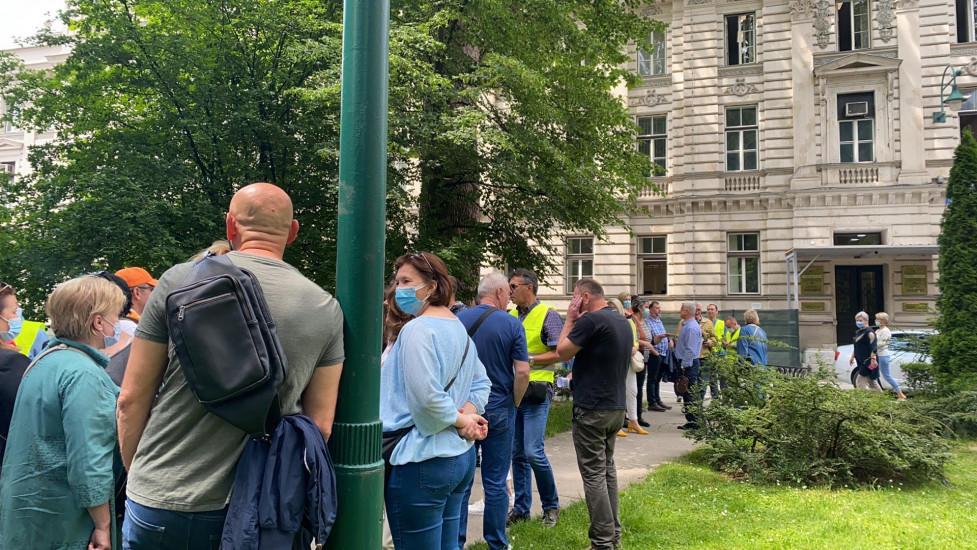 Protesti zdravstvenih radnika ispred zgrade Vlade KS - Avaz