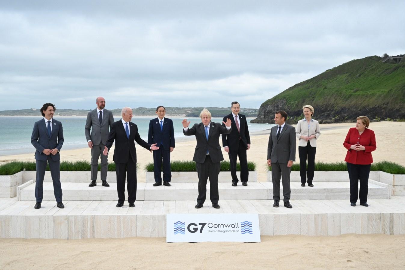 Počeo samit G7, lideri se fotografirali na plaži