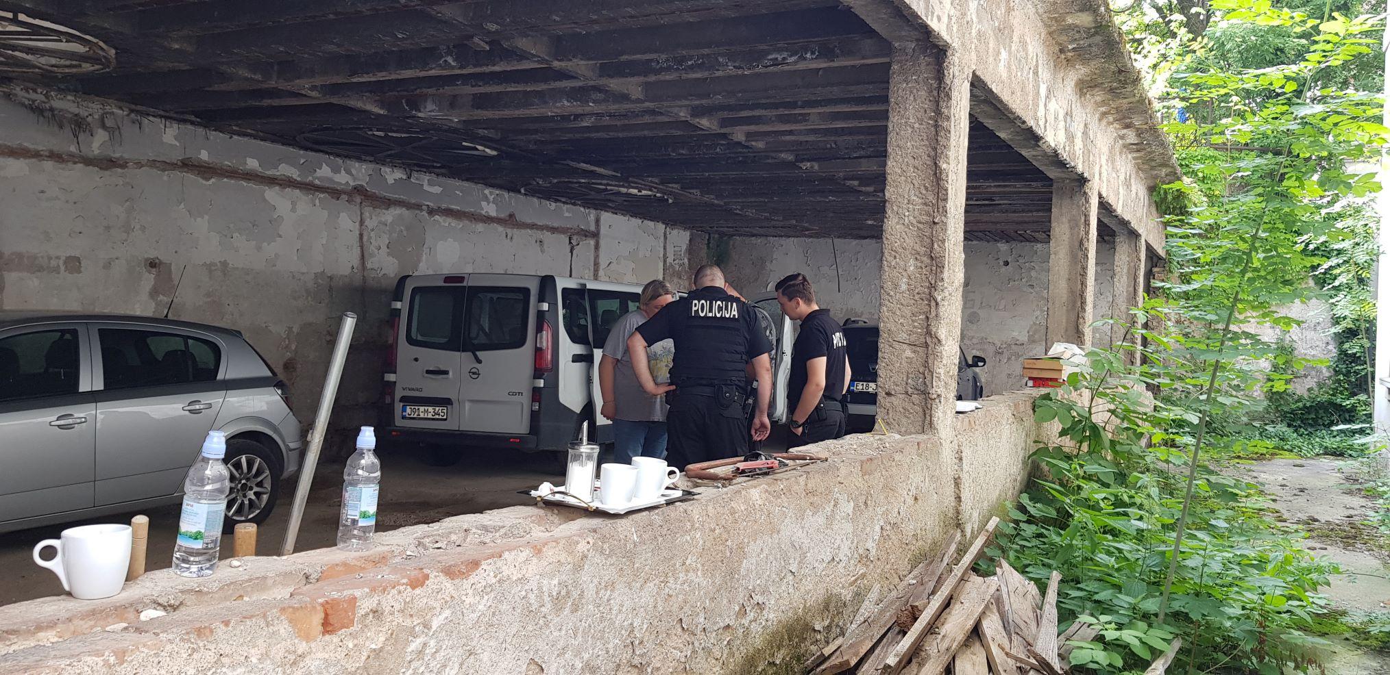 Lopov provalio u kombi "Caritasa": Humanitarnu pomoć odvukao ručnim kolicima