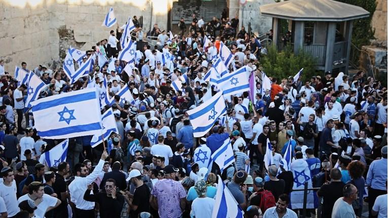 Pripadnici izraelske desnice marširali kroz istočni Jerusalem, nekoliko povrijeđenih u sukobu