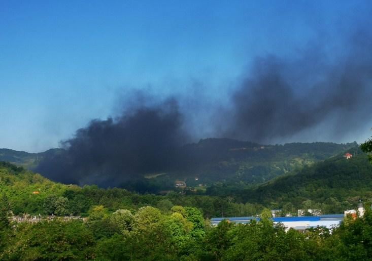 Požar u blizini fabrike „Sloboda“, vatra se brzo širi