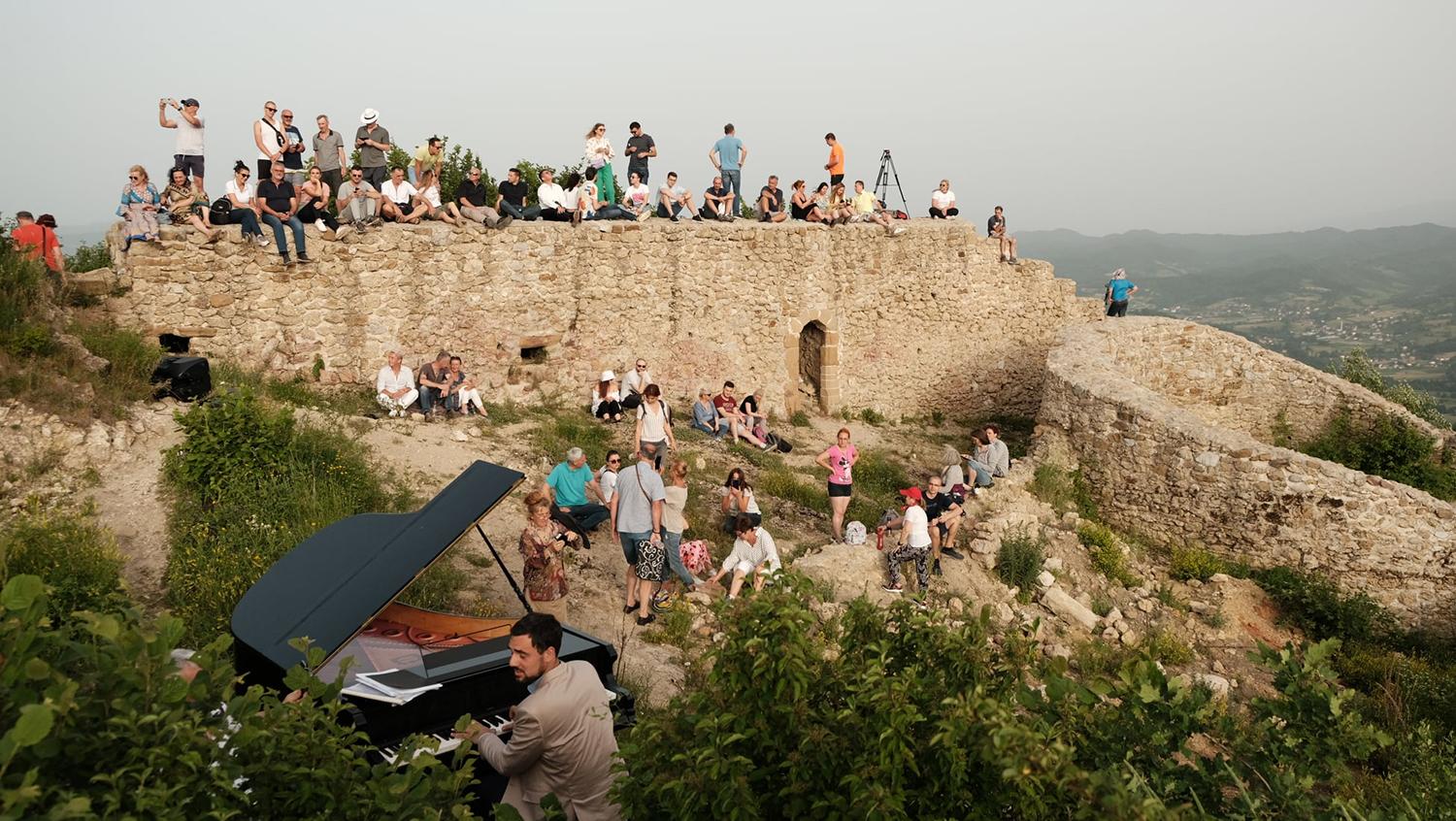 Publika uživala u neobičnom koncertu: Bartolomej Stanković nastupio na vrhu Bosanske piramide Sunca