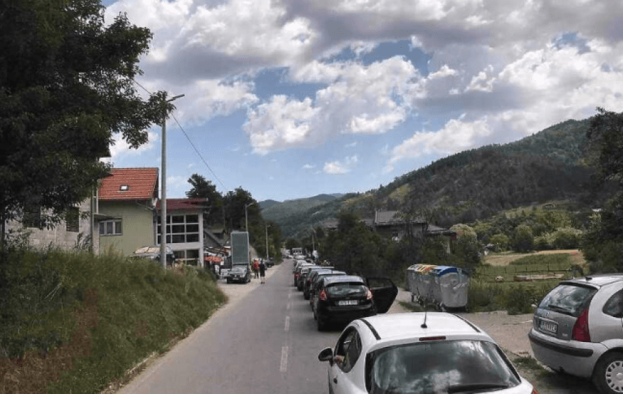 Kolona pred granicičnim prijelazom Uvac - Avaz
