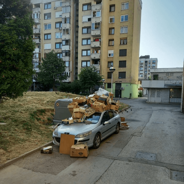 Šta se krije iza fotografije automobila zatrpanog smećem u Sarajevu