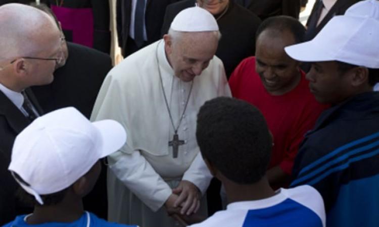 Pope Francis sends aid to migrants in the Lipa camp