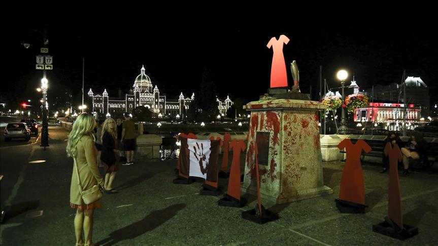 Na jesto spomenika postavljena simbolična crvena haljina - Avaz