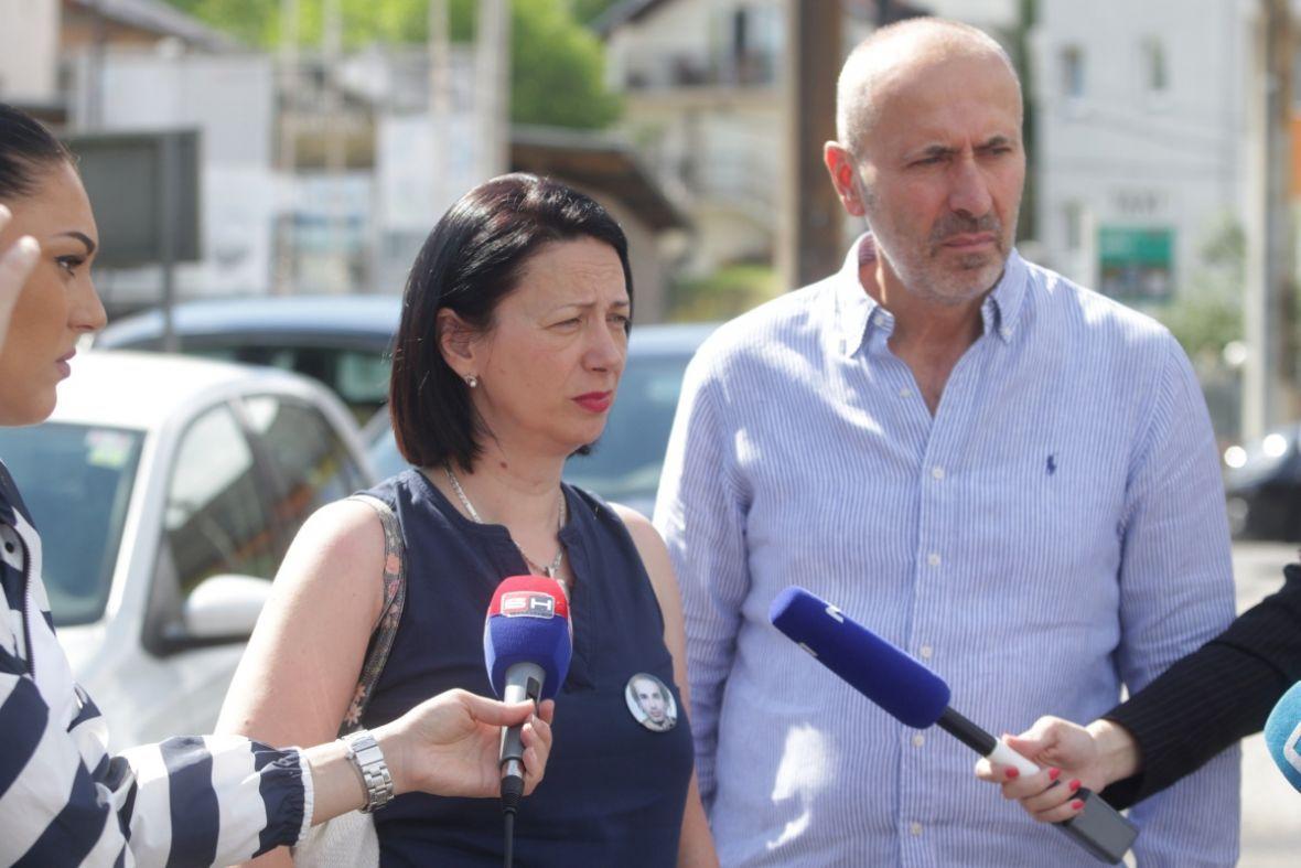 Suzana Radanović s advokatom Ifetom Feragetom - Avaz