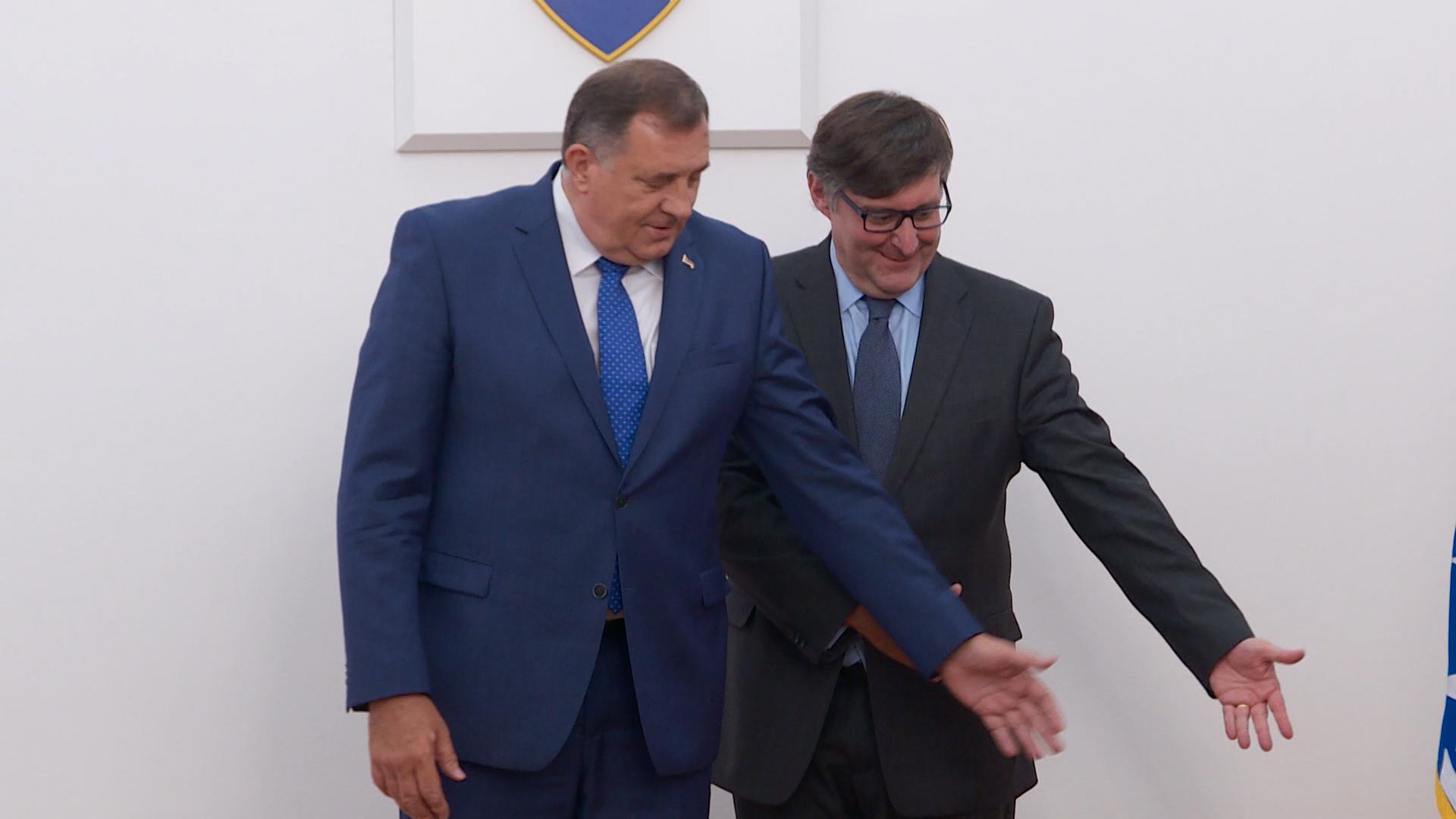 Dodik nije želio stati pored zastave BiH prilikom zvaničnog fotografisanja