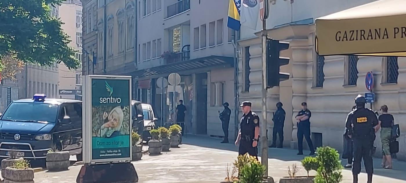 Ponovo opsadno stanje u Sarajevu: Jake policijske snage naoružane s dugim cijevima obezbjeđuju saslušanje Darka Eleza