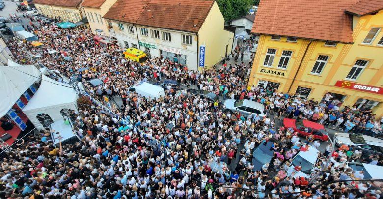 Hiljade ljudi na dočeku pobjednika "Zvezda Granda" - Avaz