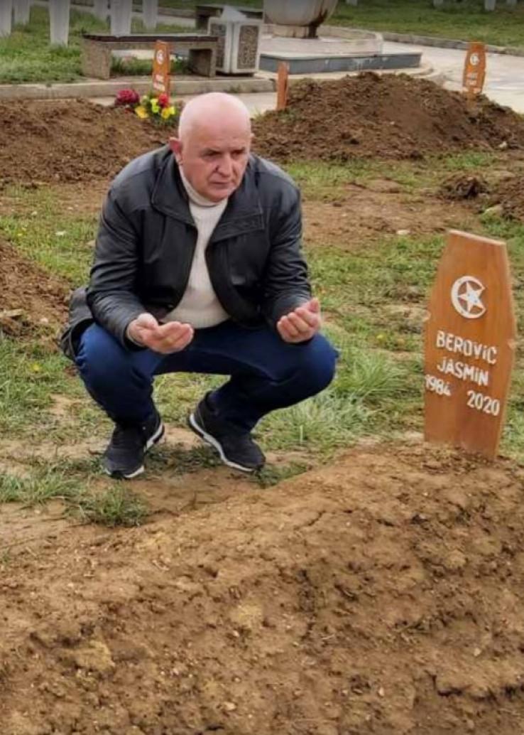 Nazim Berović pored mezara ubijenog sina - Avaz