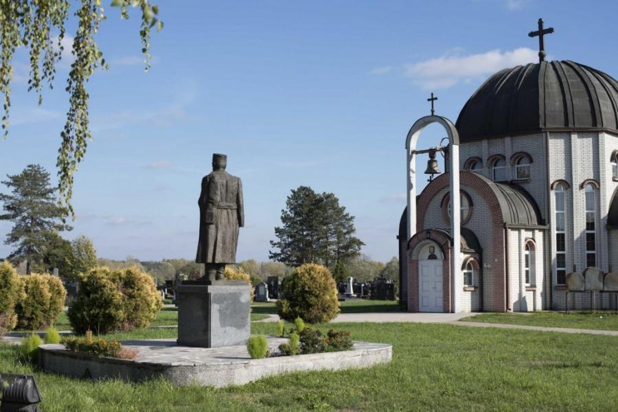 Brčko: Na ulazu u pravoslavno groblje  stoji spomenik četničkom vođi - Avaz