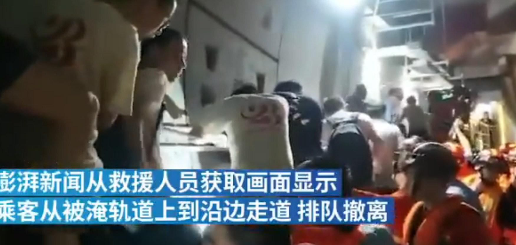 Kineske hitne službe spašavale putnike - Avaz