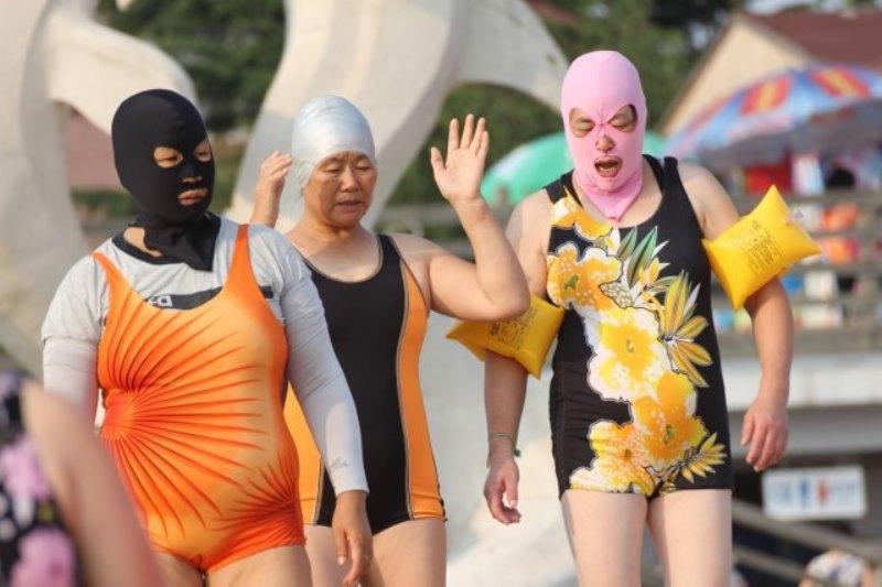 Novi modni trend vlada na plažama: Maske koje štite kožu lica i glave od sunca