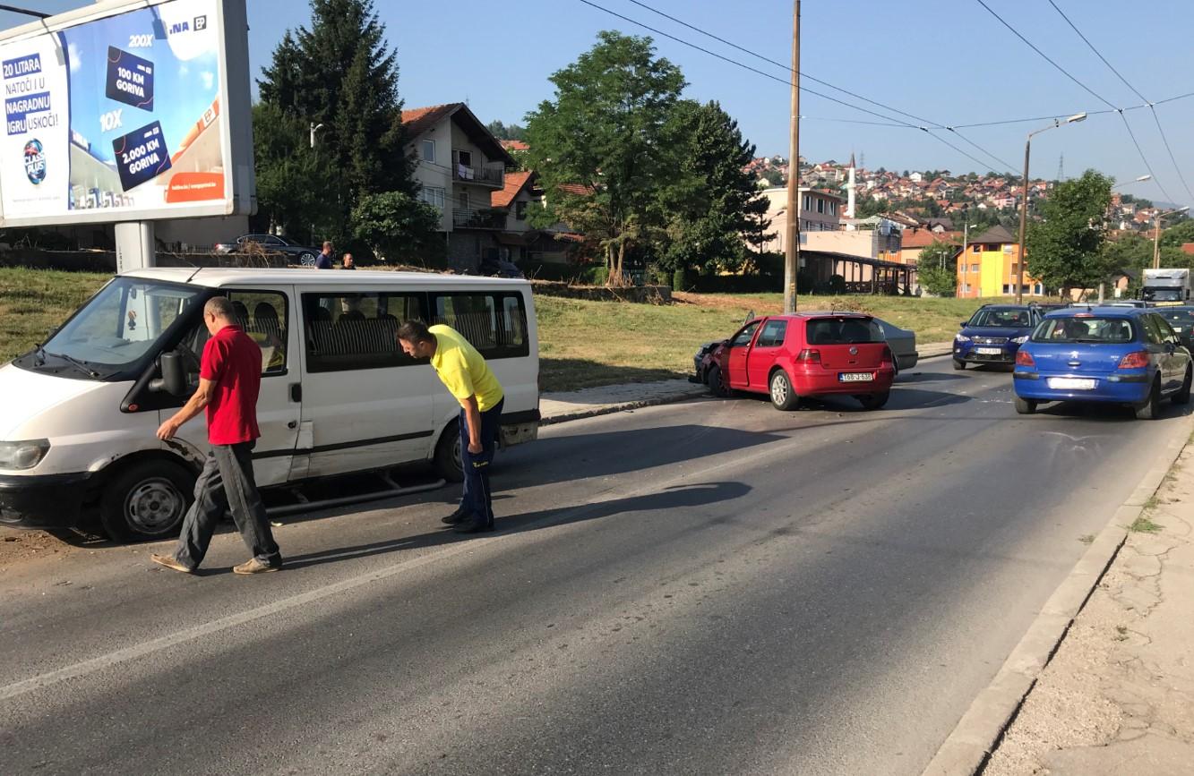 Nesreća u Sarajevu: Sudarili se kombi i dva vozila