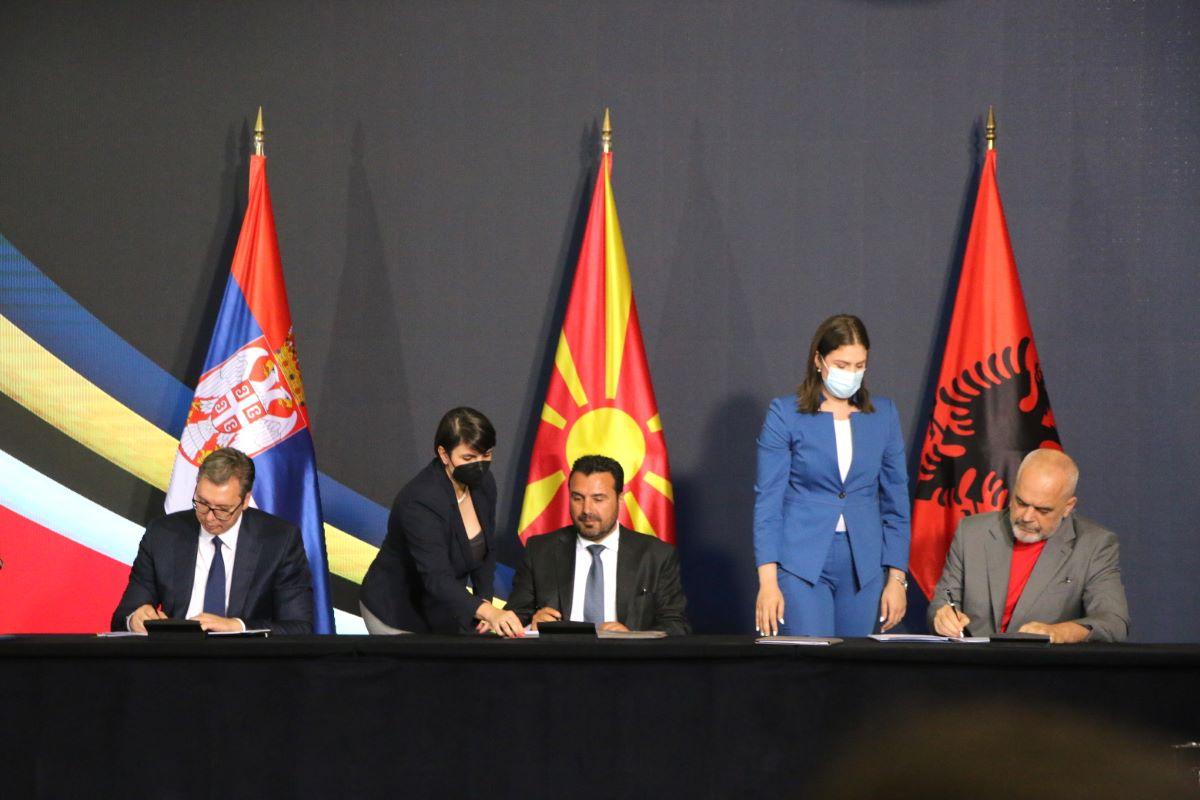 Predsjednik Srbije Aleksandar Vučić te premijeri Albanije i Sjeverne Makedonije Zoran Zaev I Edi Rama tokom potpisivanja sporazuma - Avaz