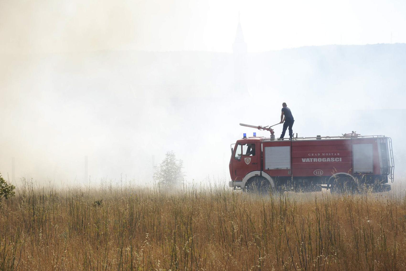 Mostarski vatrogasci branili kuće, satima se bore s vatrenom stihijom