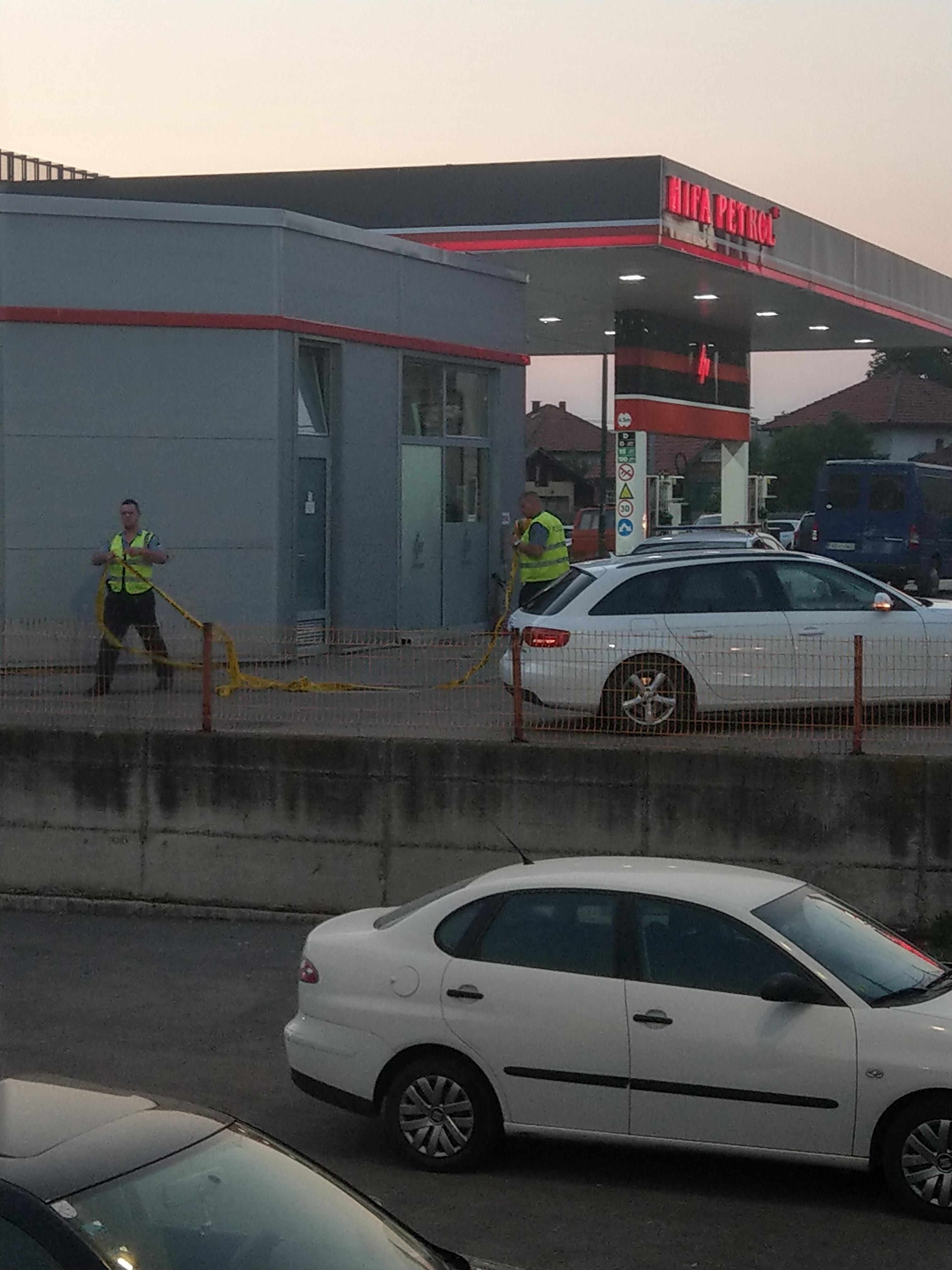 Prvi očevidac tragedije na benzinskoj pumpi u Živinicama: Dva sata je automobil bio parkiran, niko mu nije prišao