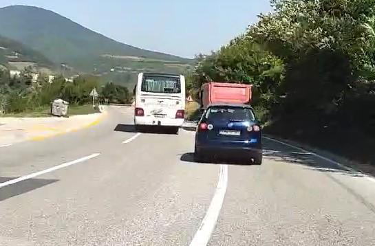 Video od kojeg se diže kosa na glavi: Autobus pretiče teretno vozilo na punoj liniji