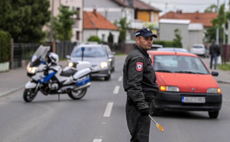 Policajci oduzeli automobil - Avaz