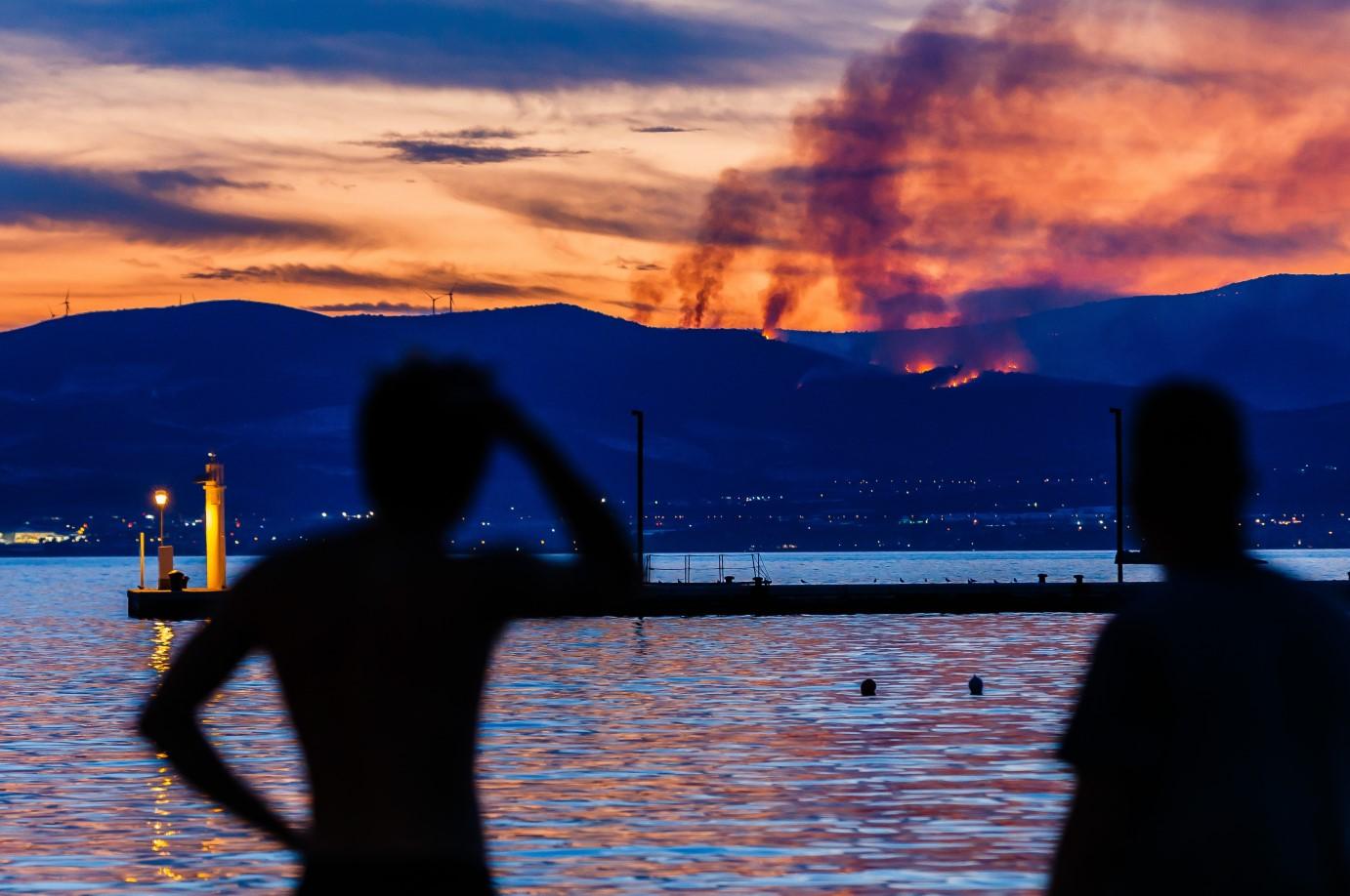 Pogled iz Splita na požar - Avaz
