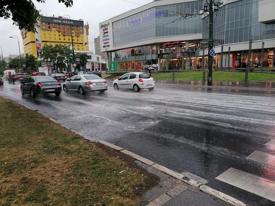 Stiglo očekivano zahlađenje praćeno kišom: Poplavljene sarajevske ulice