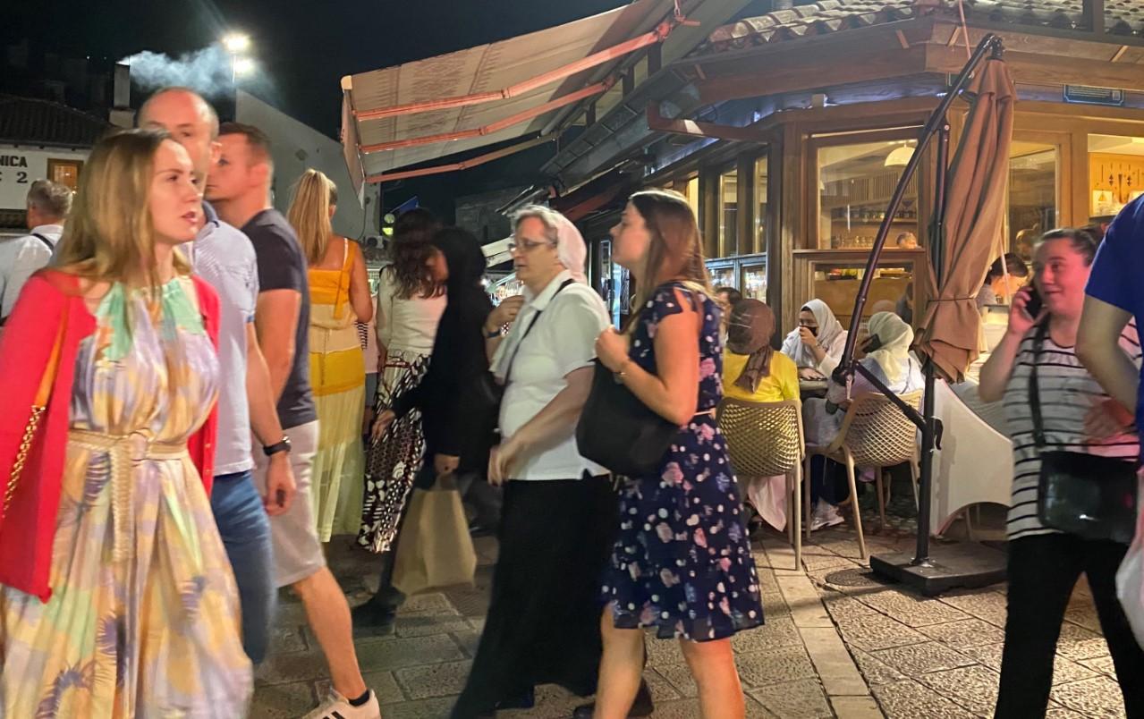 Noćna atmosfera u Sarajevu, kafići krcati, turisti šetaju ulicama grada
