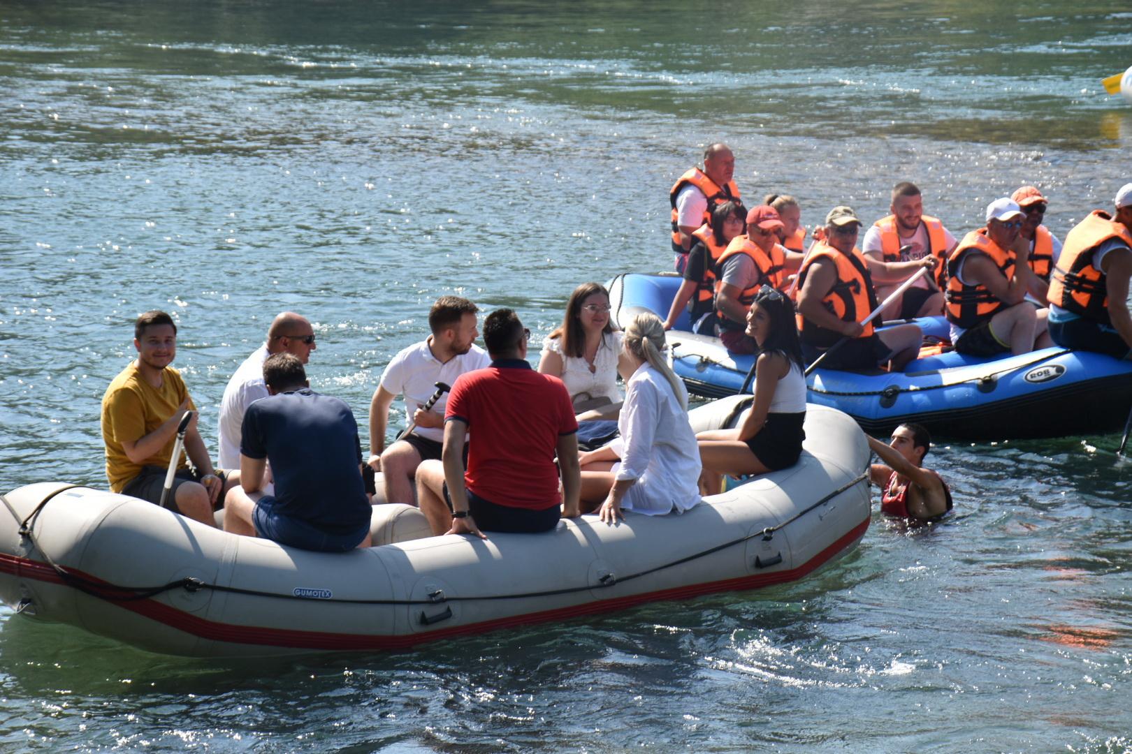 Više od 40 čamaca sa 278 učesnika zaplovilo Drinom
