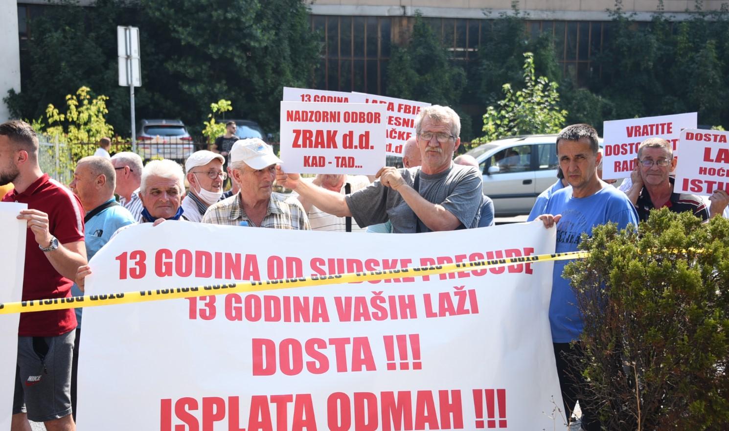Radnici "Zraka" na protestima ispred zgrade Vlade FBiH: Traže smjenu Uprave i zaostale plaće