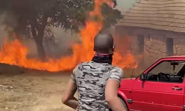 Pogledajte kako mladić u selu Korita spašava automobil svog prijatelja ispred ogromnog plamena