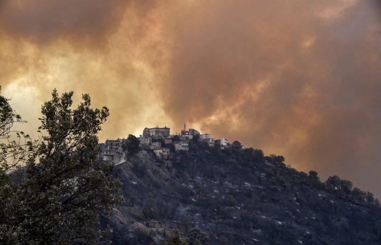 Alžir: U šumskim požarima smrtno stradalo 65 osoba