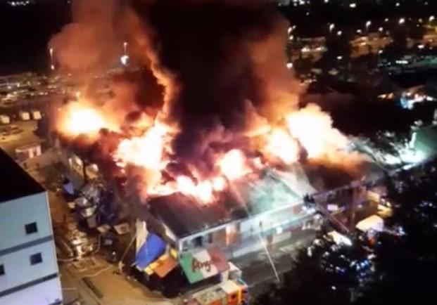 Snimak iz zraka: Vatra progutala tržni centar