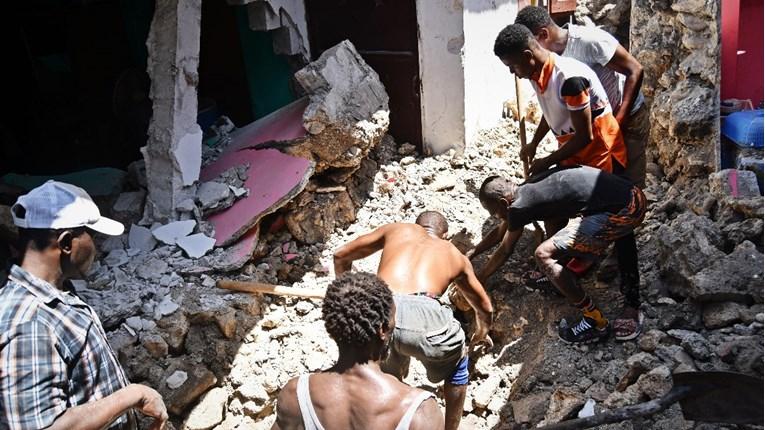 Raste broj žrtava razornog zemljotresa na Haitiju: Poginule najmanje 304 osobe, 1.800 povrijeđenih