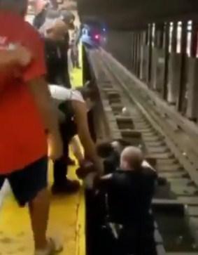 Dramatičano: Objavljen snimak spašavanja čovjeka sa pruge prije dolaska voza