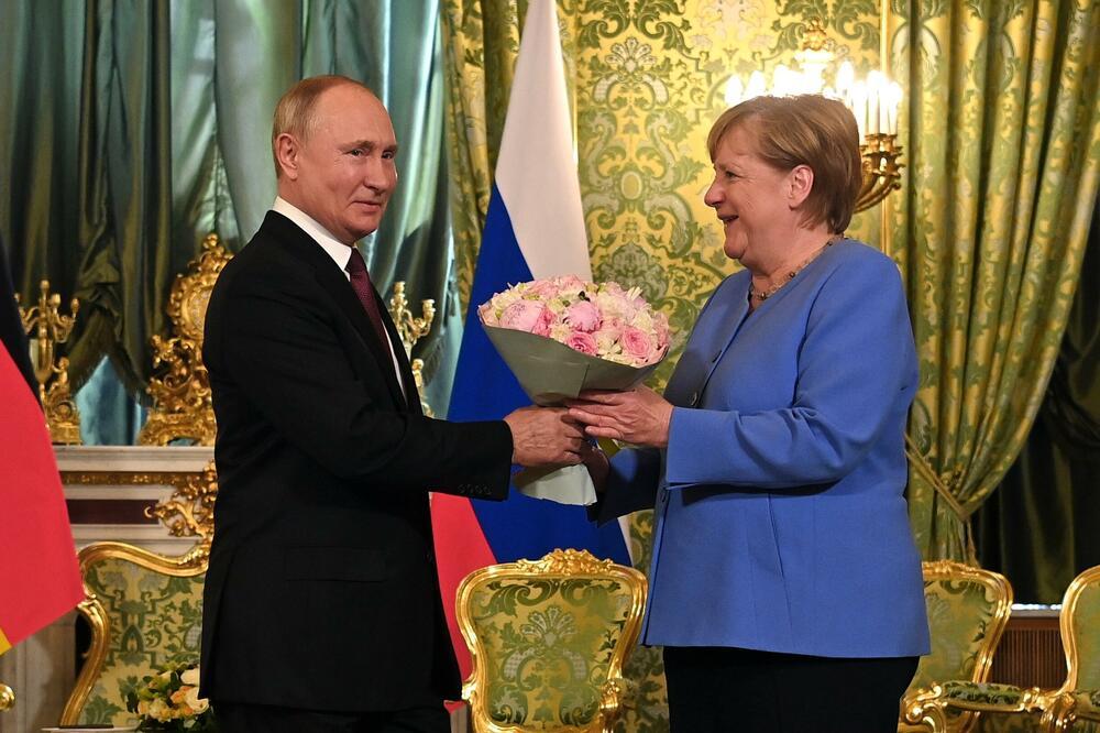 Ruski predsjednik poklonio Merkel buket cvijeća - Avaz