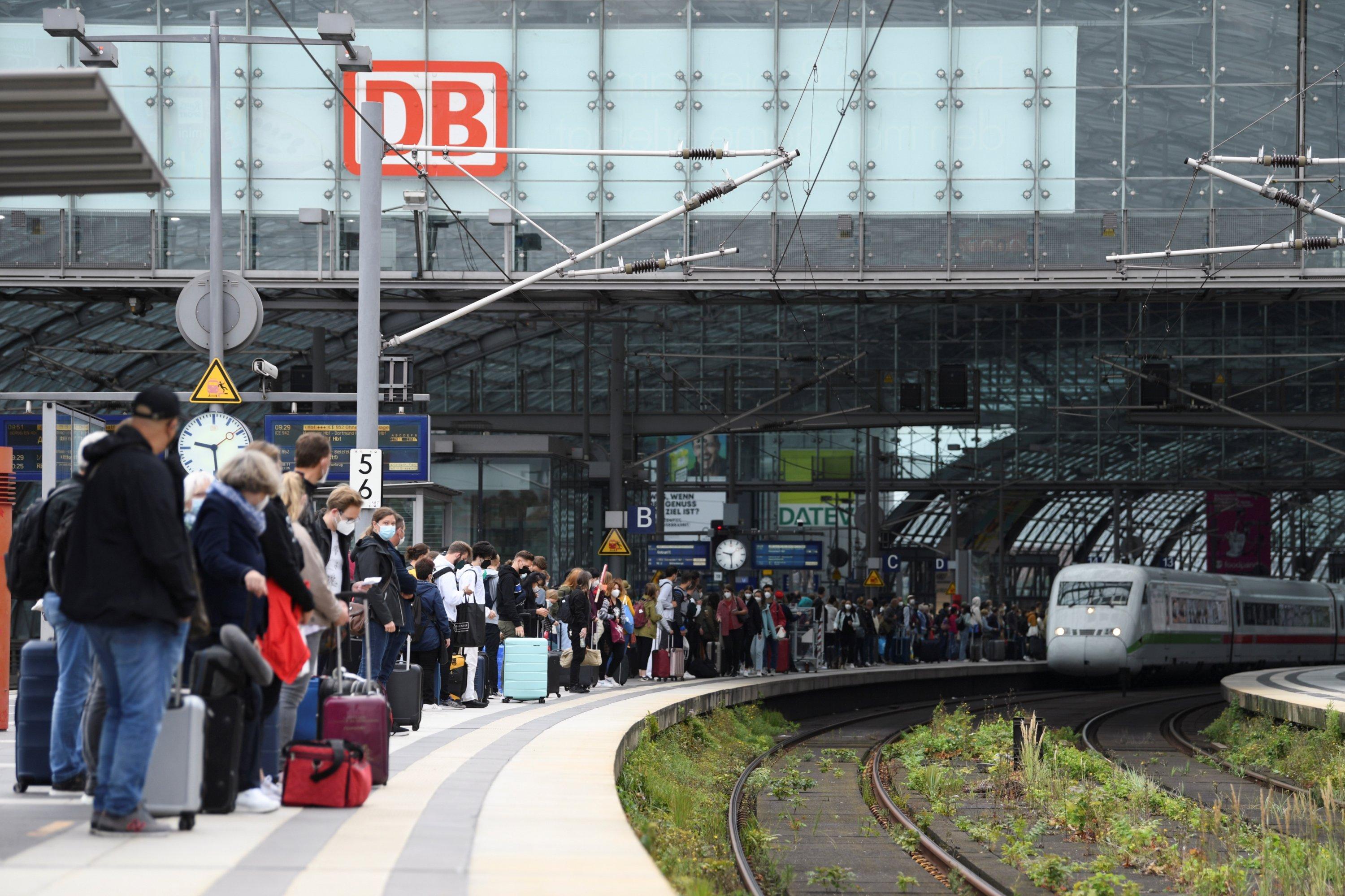 In a statement on Sunday, rail operator Deutsche Bahn offered to negotiate a coronavirus-related bonus for drivers this year - Avaz