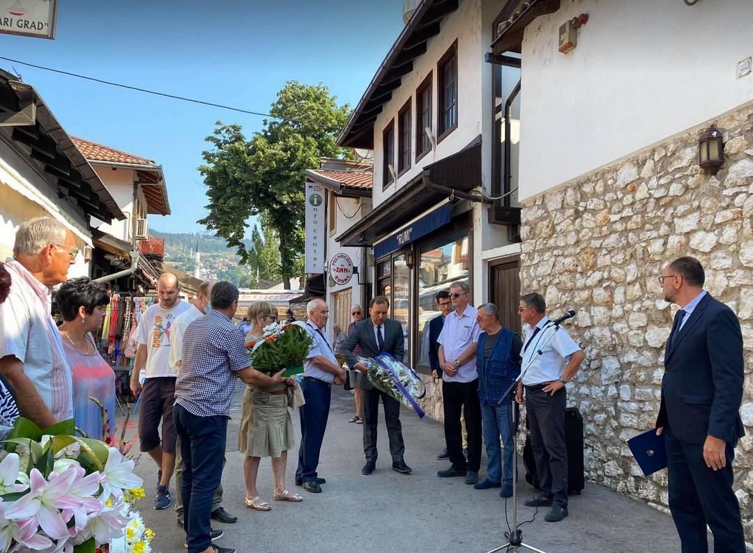 Sjećanje na ubijene građane Sarajeva: U ulici Halači položeno cvijeće