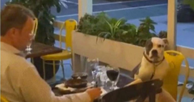 Vlasnik i pas zajedno večerali u restoranu za stolom