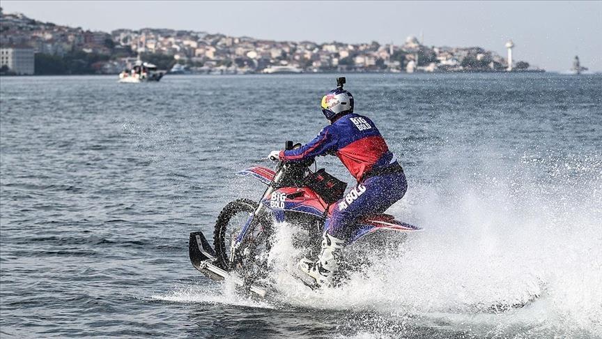 Vozač iz Australije prvi motociklom prešao Bosfor
