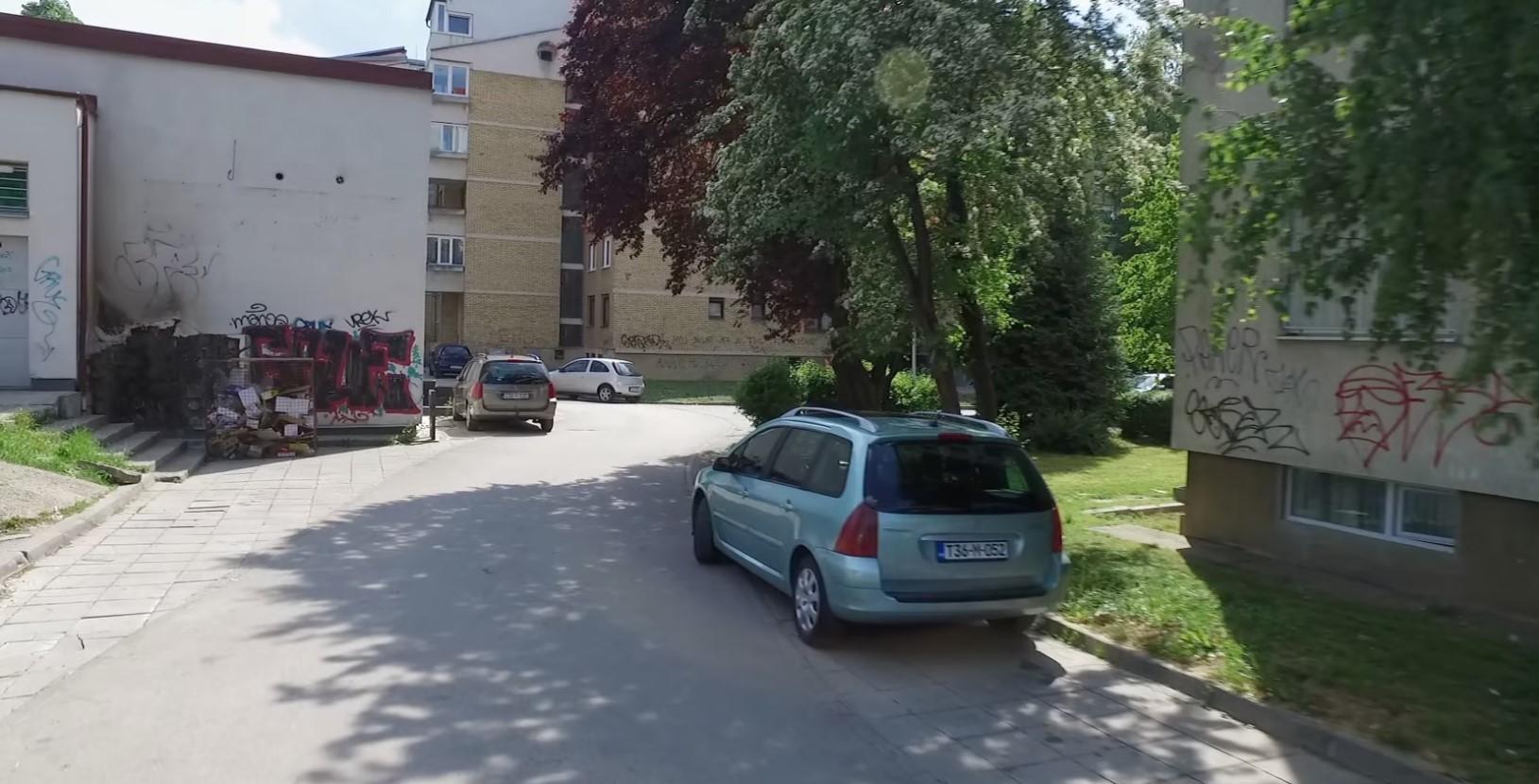 Nesavjesni vozači parkiraju vozila na ulici - Avaz