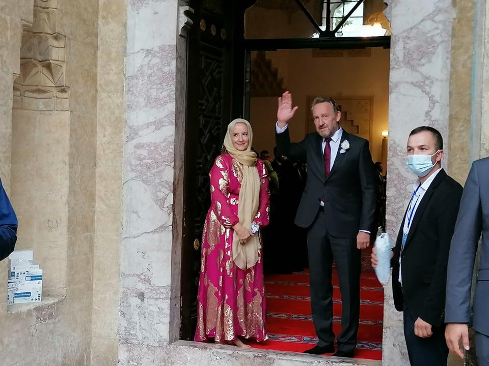 Bakir i Sebija Izetbegović na ulazu u džamiju - Avaz