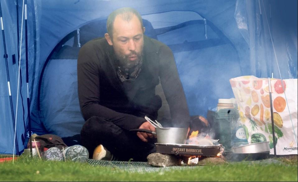 Brat slavne pjevačice živi u šatoru: Beskućnik sam, a sestra mi je milionerka