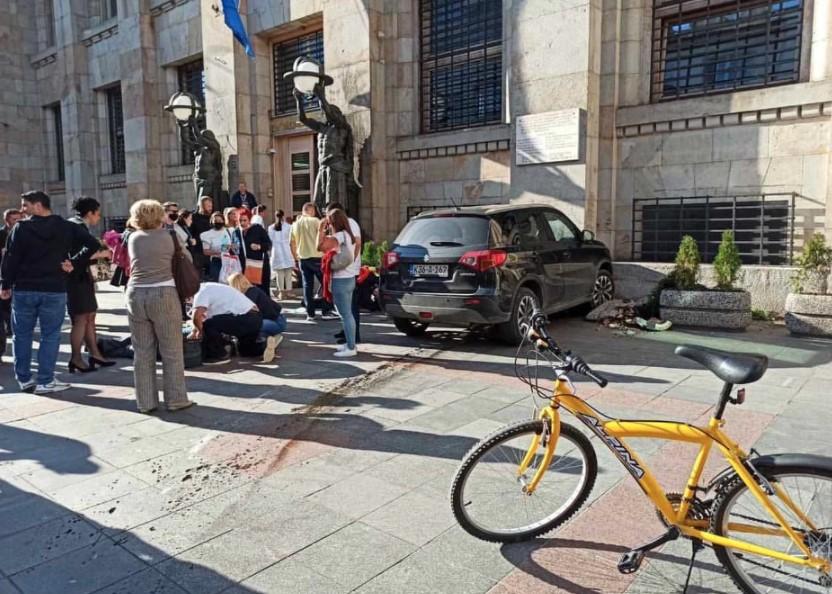 Teška nesreća u centru Sarajeva: Terencem pokosila dva pješaka i udarila u zgradu Centralne banke